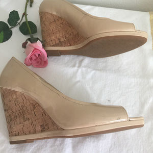 TAHARI Peep toe Nude Wedges (8.5)